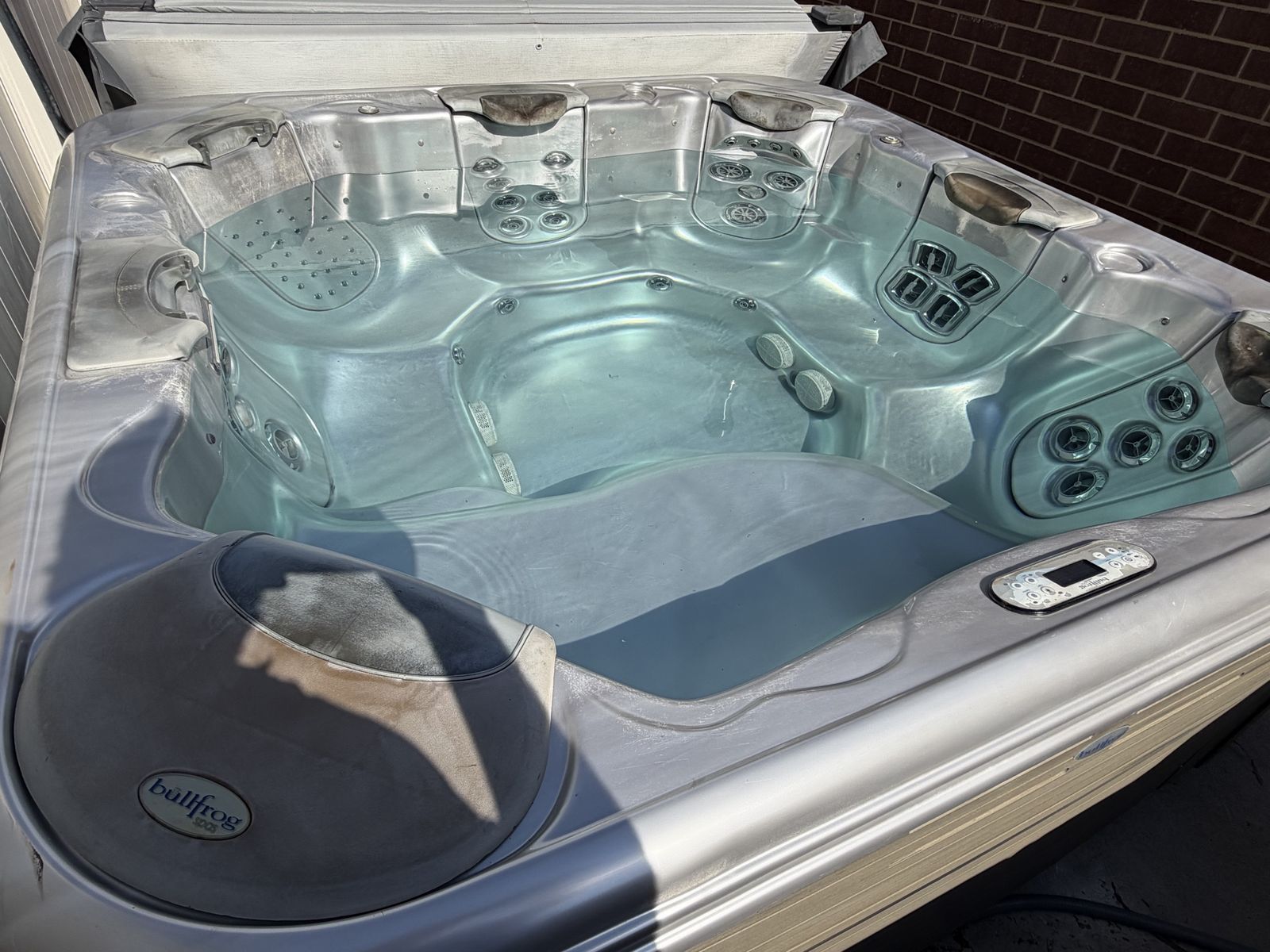 Bullfrog 682 8 person hot tub will deliver locally!!
