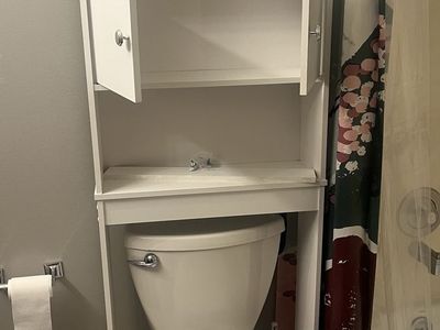 Bathroom shelving unit