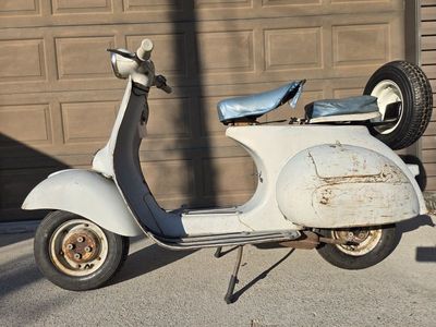 2 Vespas for sale Red (1965) Tan 1958