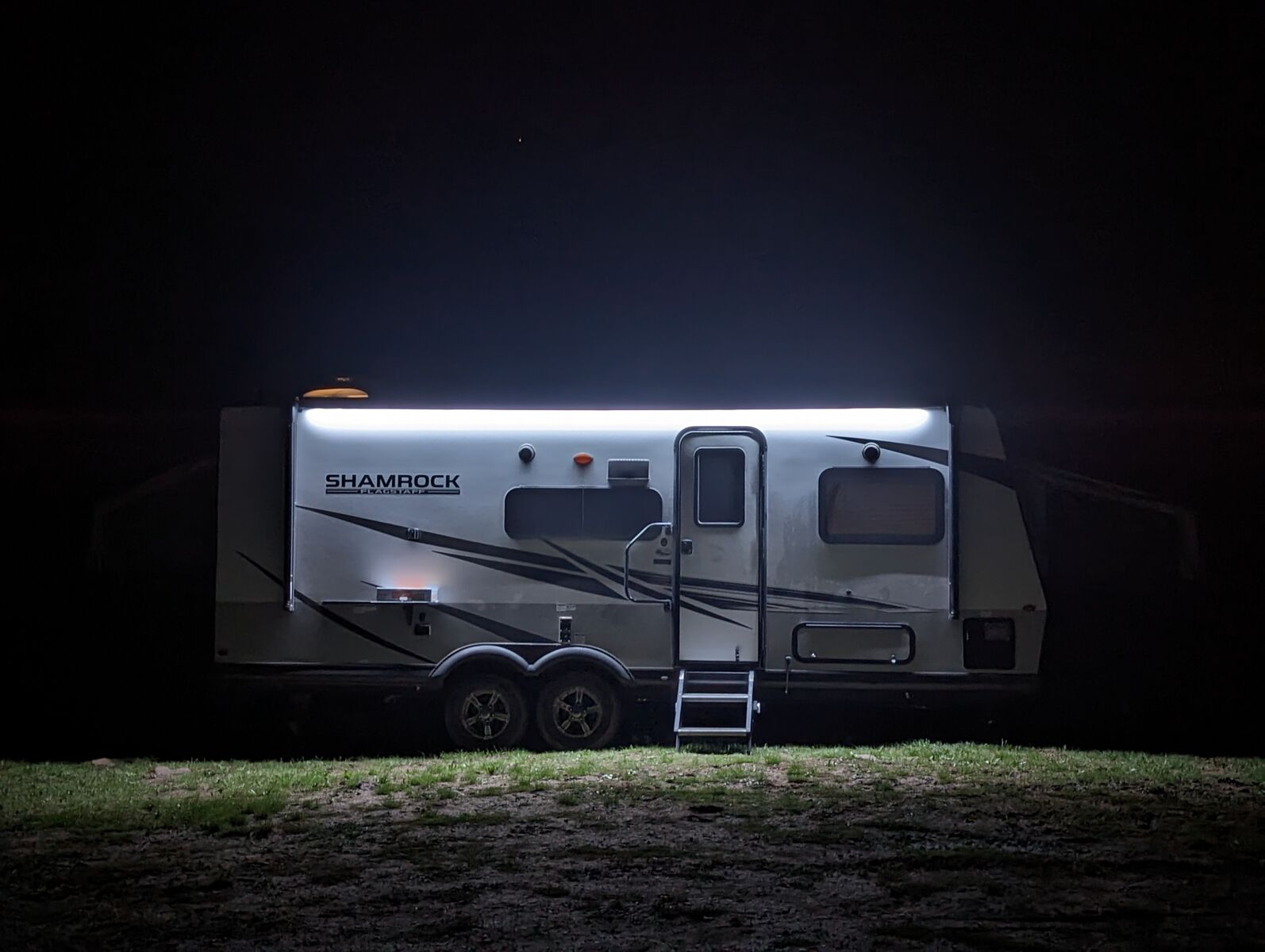 2022 Shamrock/Roo 233s - Hybrid Camper - 3 Fullsize Queen Beds!