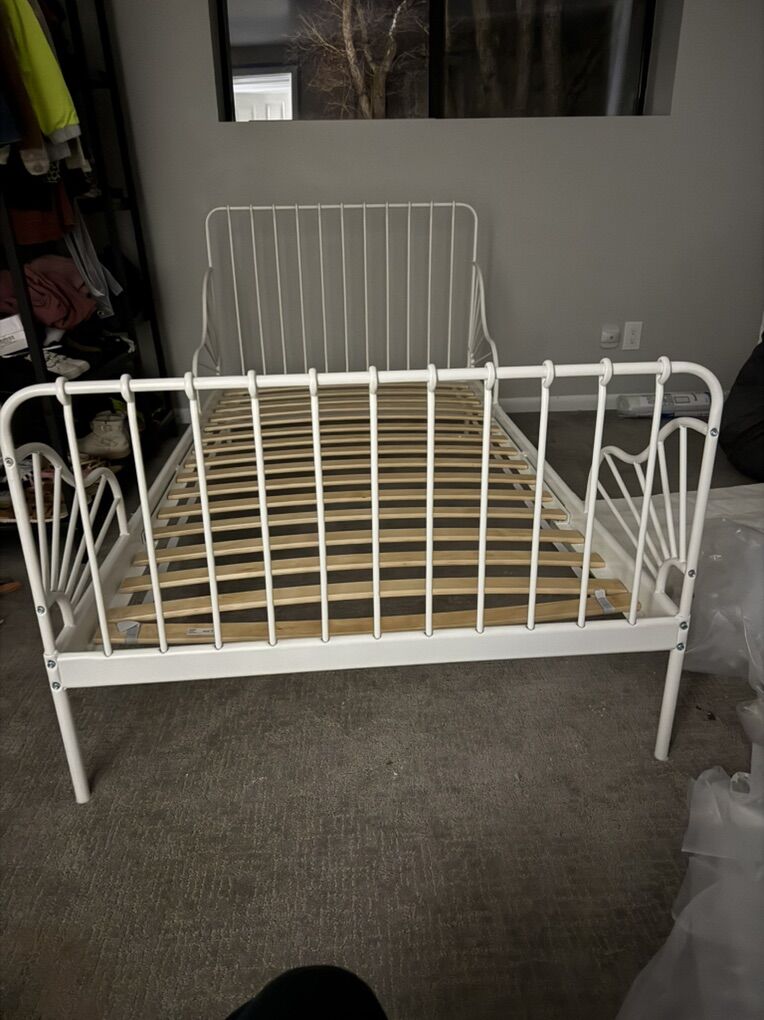 Twin bed- Adjustable Length