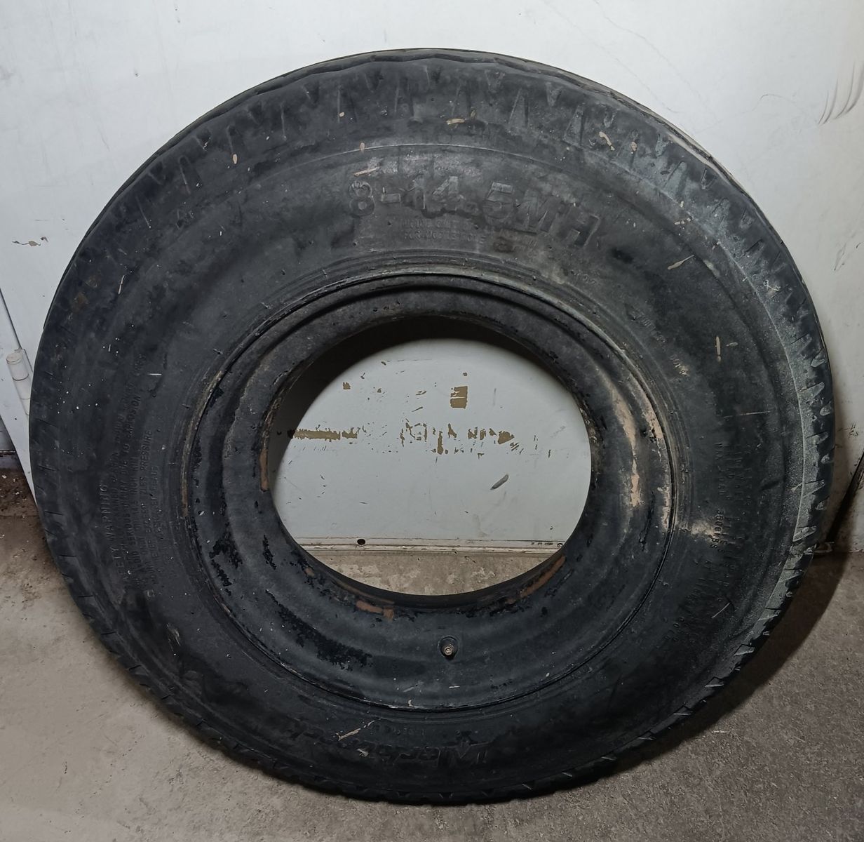 14.5 Trailer Wheel and Tire Load Range G 14 Ply Tire