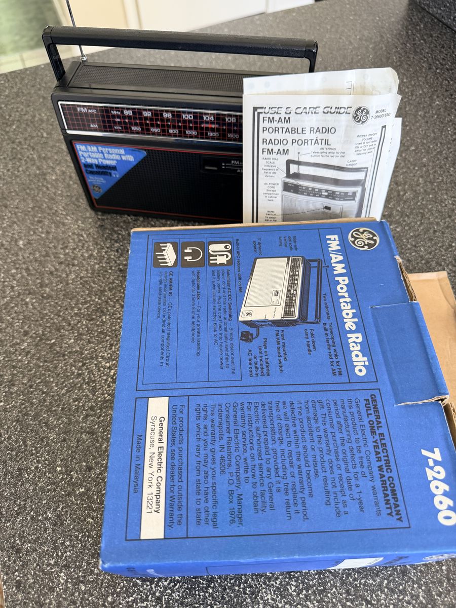 GE FM/AM PERSONAL PORTABLE RADIO WITH TWO-WAY POWER 7-2660