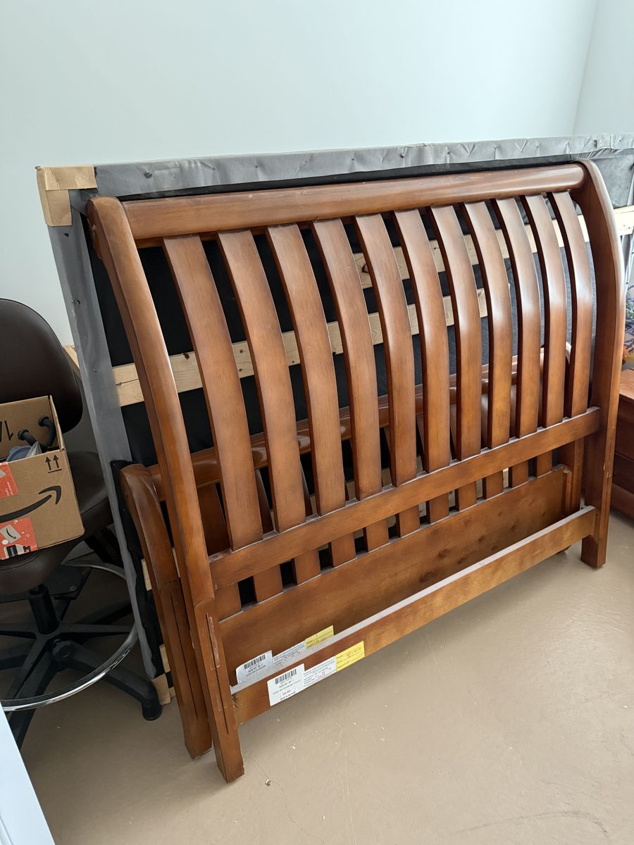 Sleigh Bed, Full Size.......