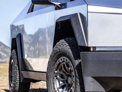 Tesla cybertruck 18" wheels & tires 285/75r18