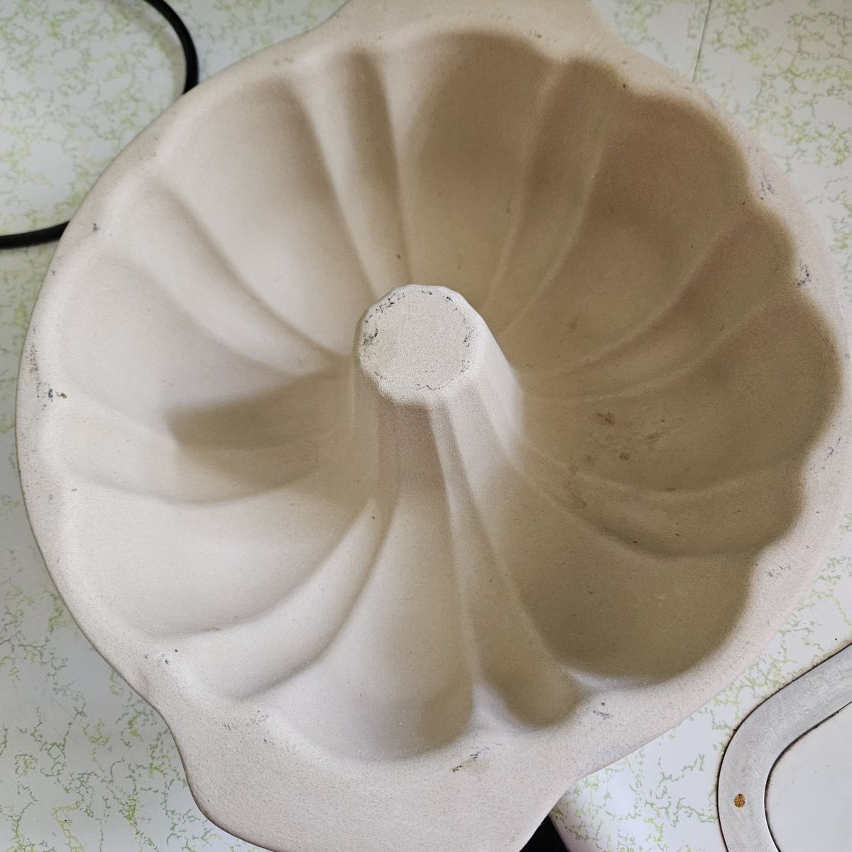 Bundt cake stoneware