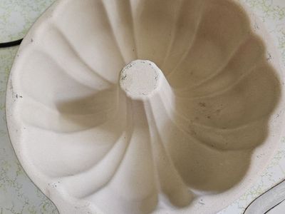 Bundt cake stoneware