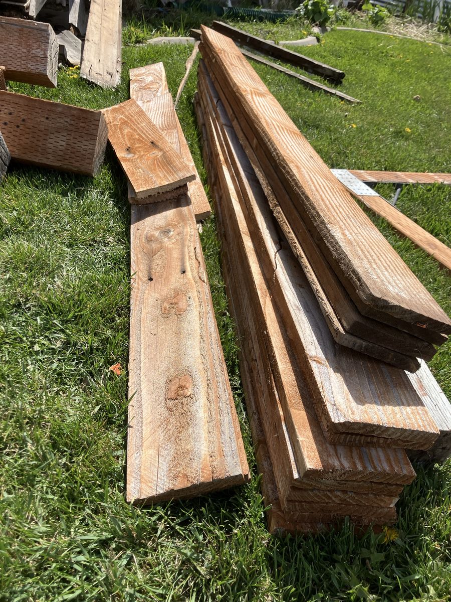 Cedartone Oil Fence Pickets