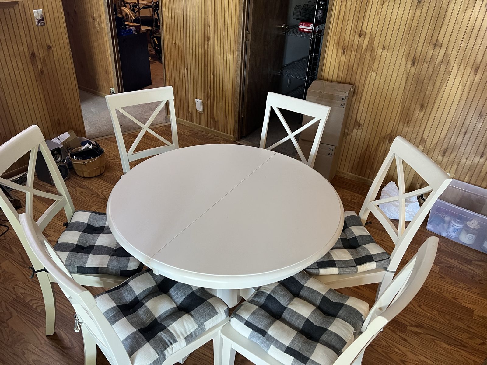 White Extendable Round Dining Table with 6 Chairs and Plaid Cushions
