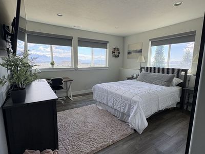 Stunning Basement Apartment with Unbeatable Mountain Views