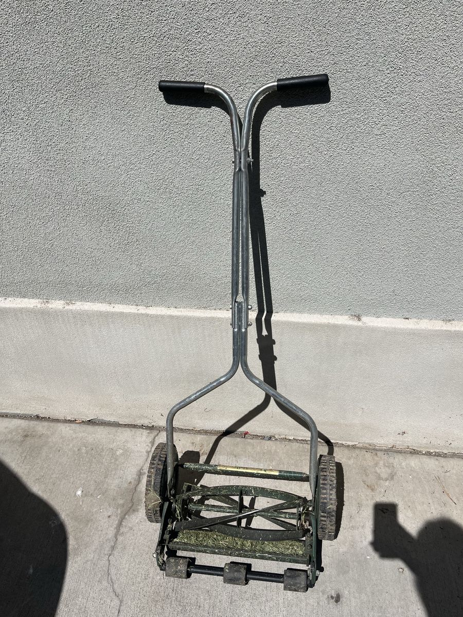 Used Reel Lawn Mower - Manual Push Mower for Eco-Friendly Lawn Care