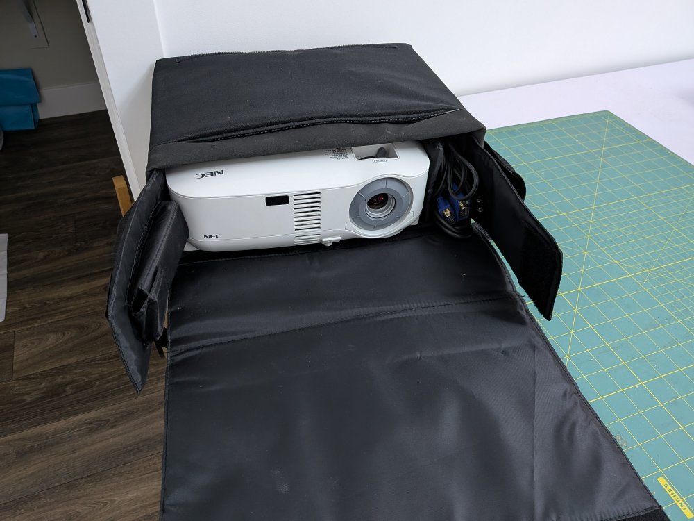 Portable Projector NEC vt590 with case and cables, used rarely