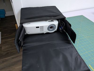Portable Projector NEC vt590 with case and cables, used rarely