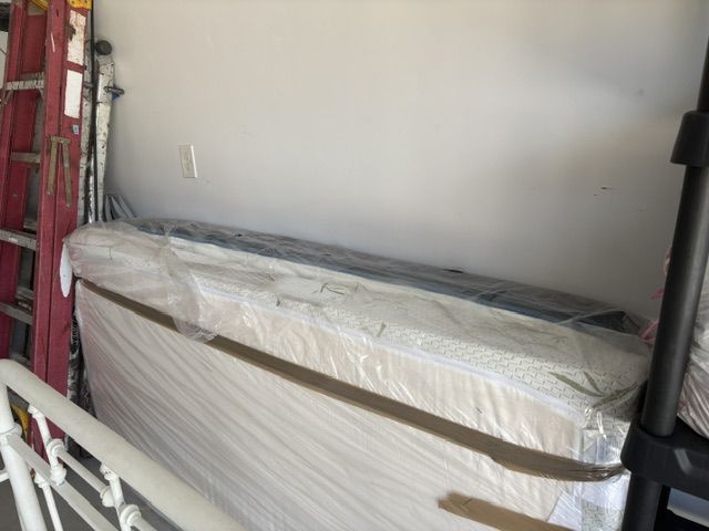 Day Bed w Trundle, 2 matteresses, frame, bedding