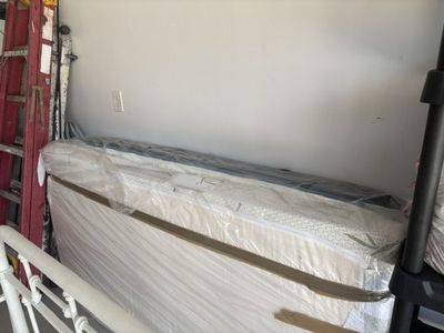Day Bed w Trundle, 2 matteresses, frame, bedding