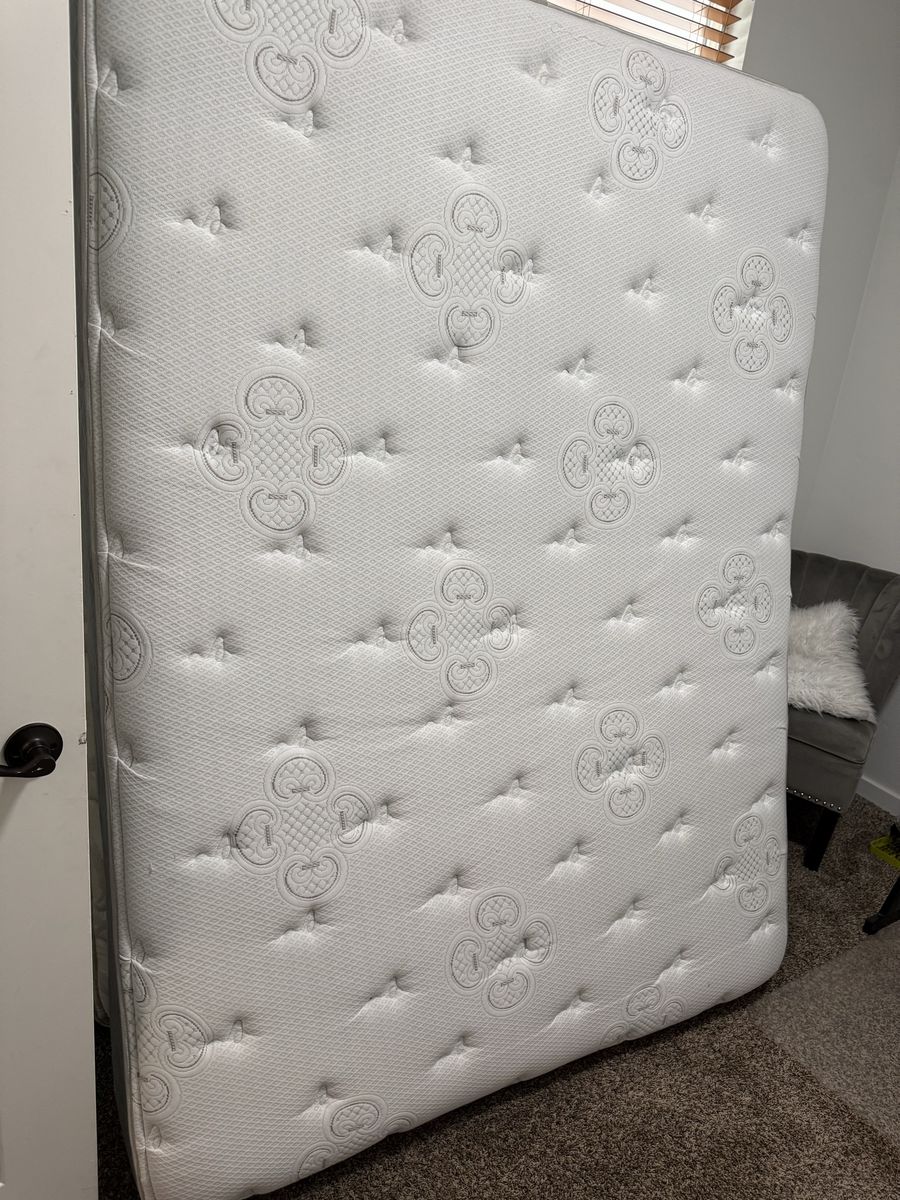 White Qufted Mattress queen size clean like new condition $90