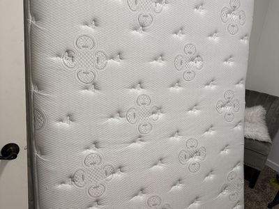 White Qufted Mattress queen size clean like new condition $90