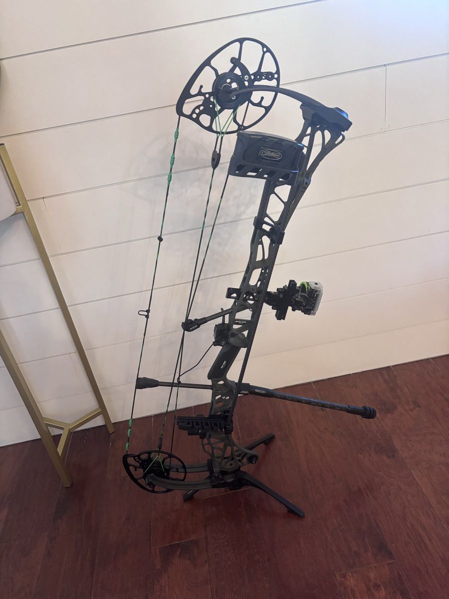 Mathews Lift X 33 W/ Gas Strings