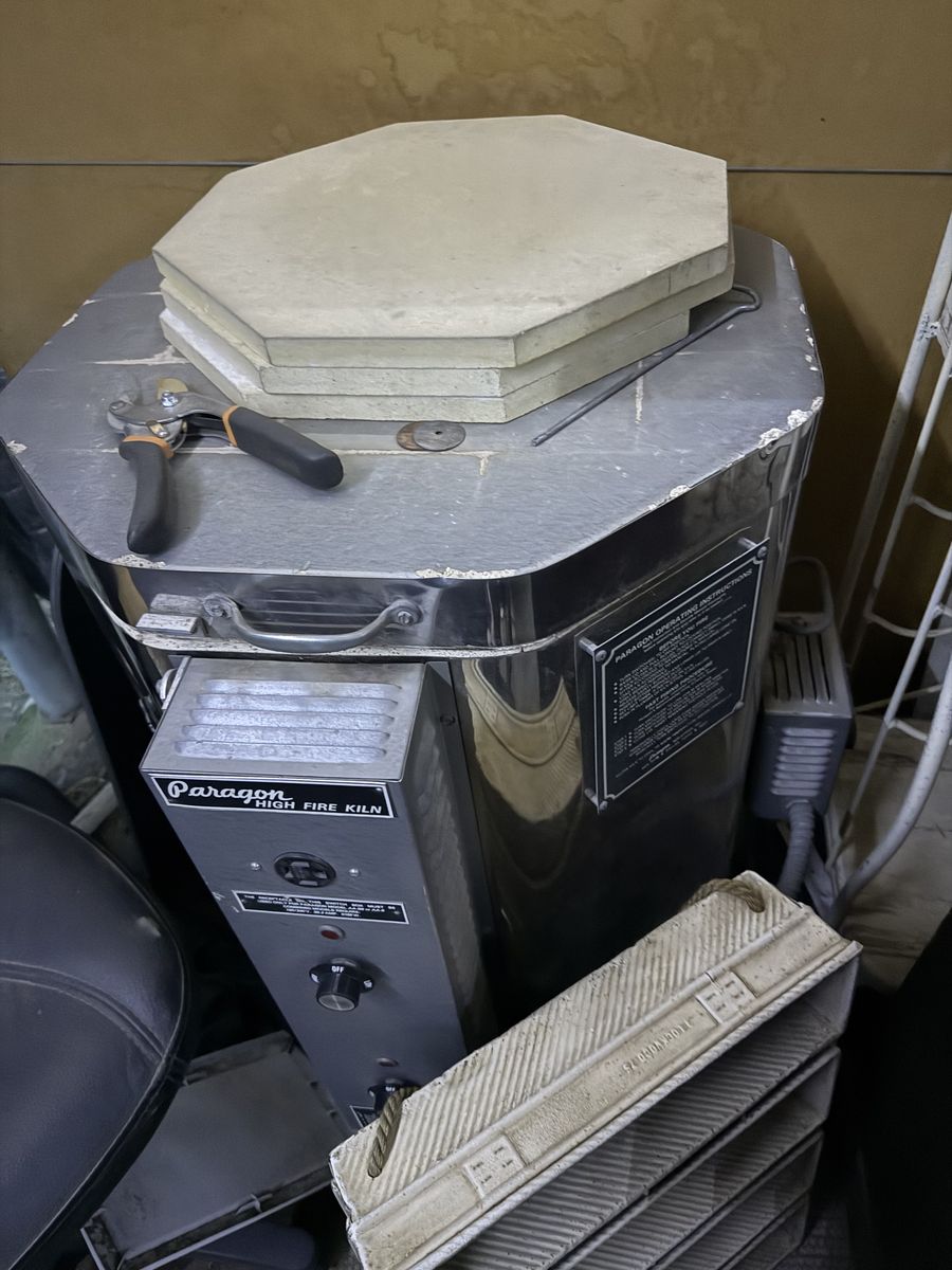 Paragon High Fire Electric Pottery Kiln with Kiln Furniture Shelves