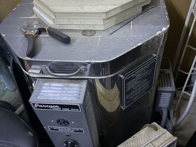 Paragon High Fire Electric Pottery Kiln with Kiln Furniture Shelves