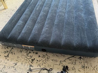 Intex 10” air mattress with quick fill plug in pump