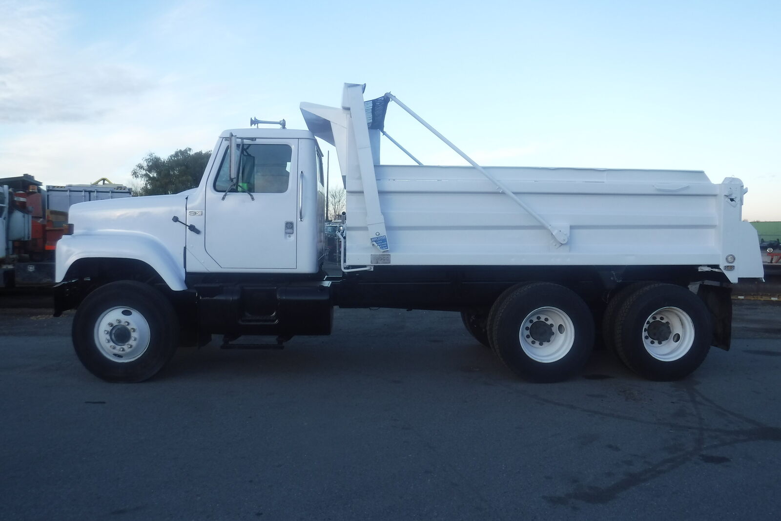 1986 IHC 2500 tandem axle dump truck