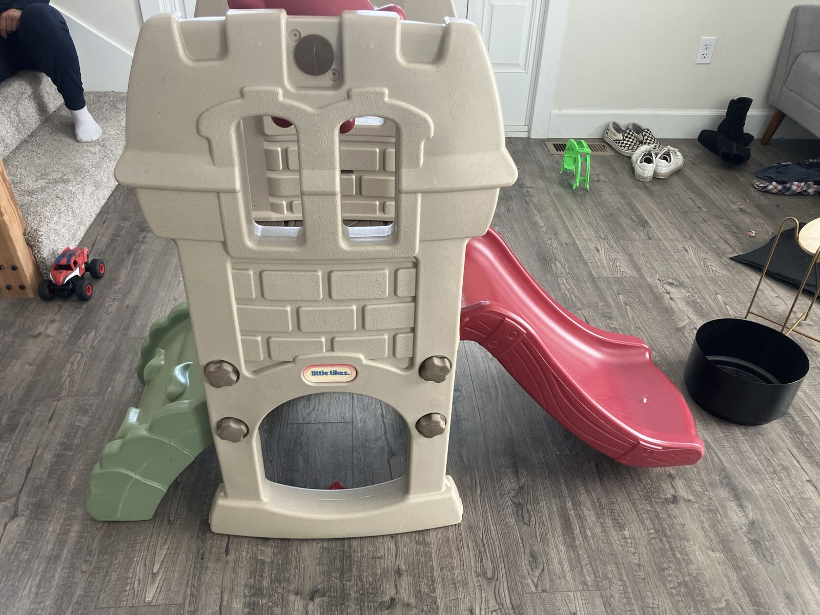 Little Tikes Hide & Seek Climber Red & Green Indoor/Outdoor Kids Slide & Playhouse