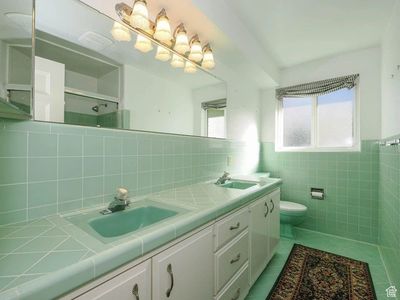 Vintage Mint Green Bathroom Set – Toilet + 2 Matching Sinks (American Standard)