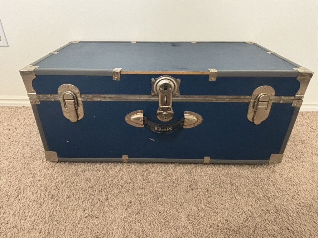 30 Trunk with Lock-Color:Blue Handles