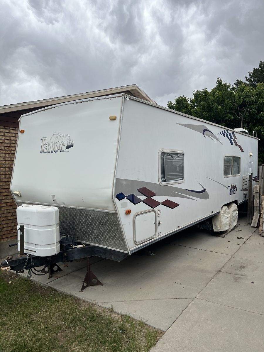 2004 THOR TAHOE TRAVEL TRAILER