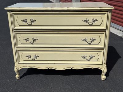 Beautiful Vintage French Provincial dresser w matching mirror. Hollywood regency bedroom mid century