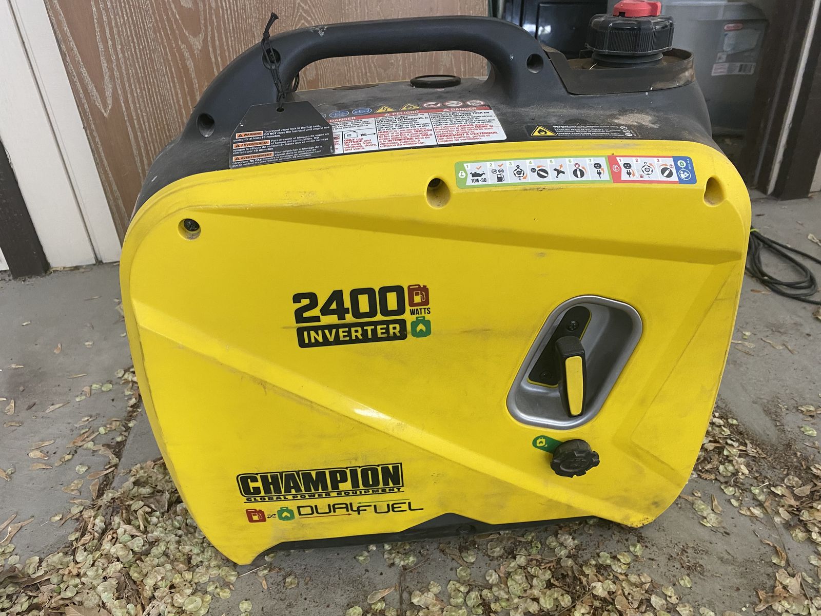 CHAMPION DUAL FUEL 2400 W GENERATOR