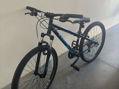 Trek 820 Mountain Bike - Like New!