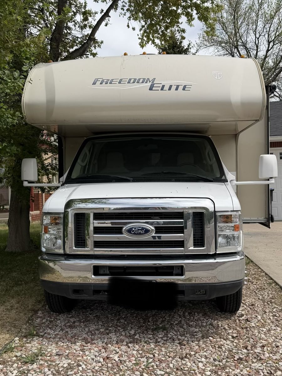 2015 Freedom Elite Ford E-350 Class C Motorhome model 28-H