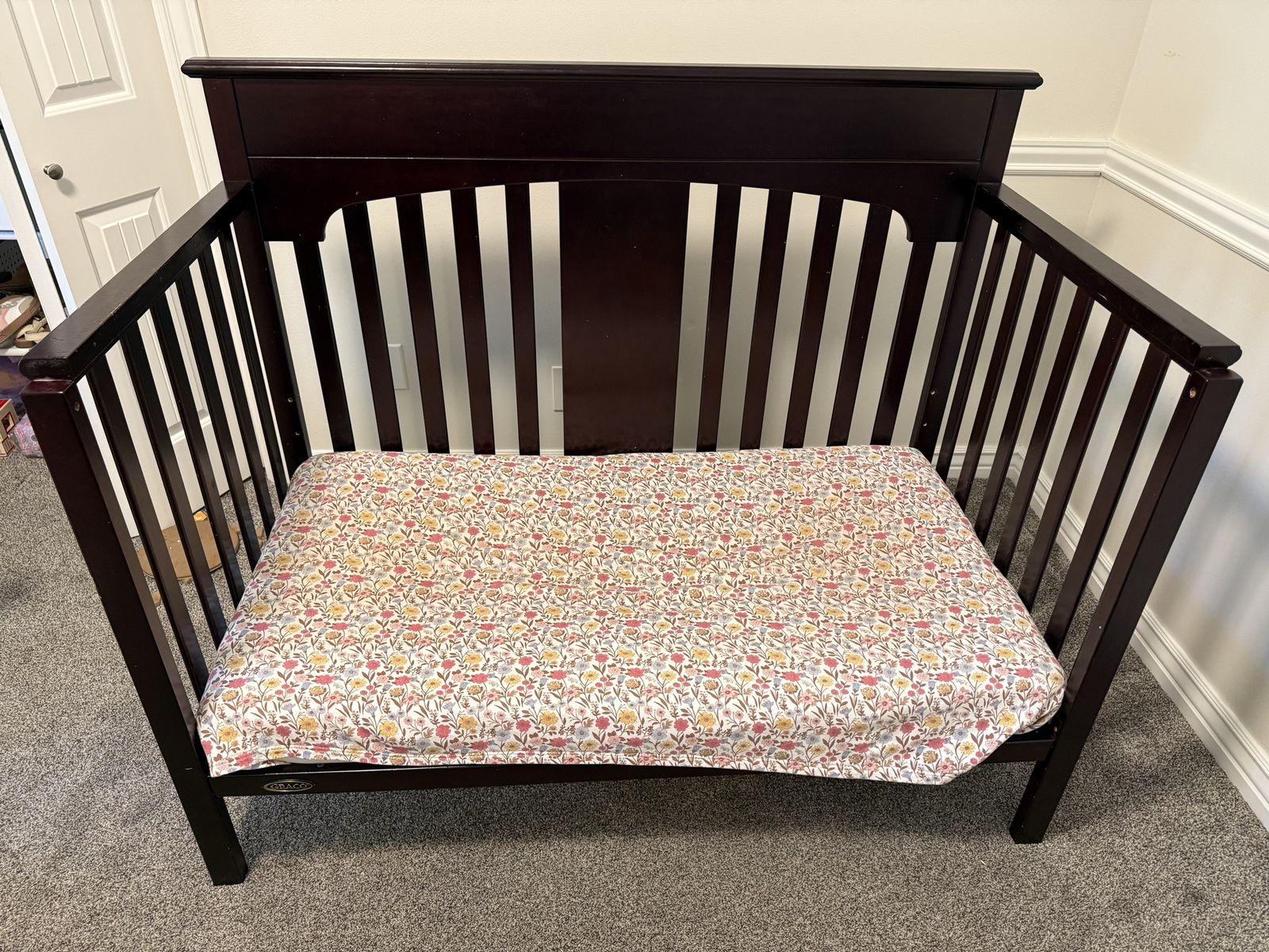 Crib/toddler bed, mattress & changing table 
