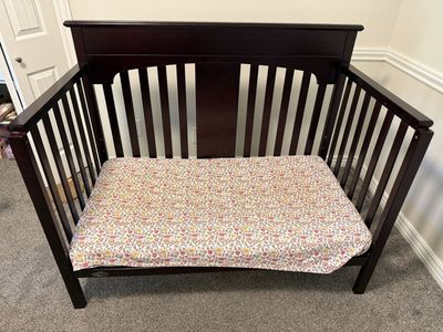 Crib/toddler bed, mattress & changing table