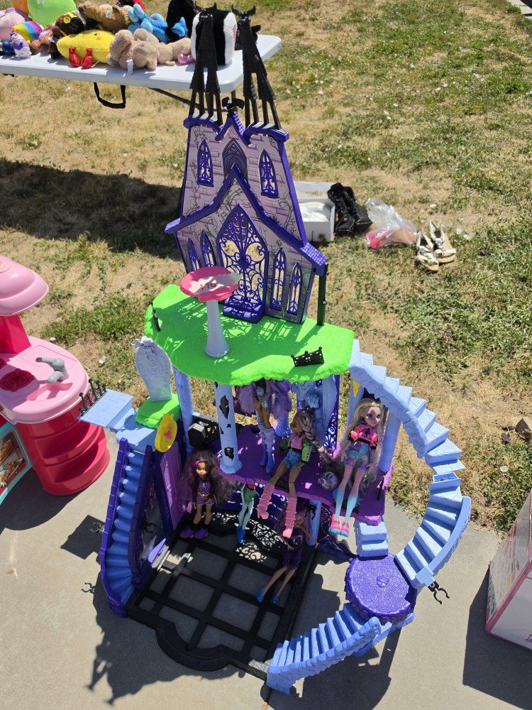 Monster High Ghoulia Yelps Doll & Playset