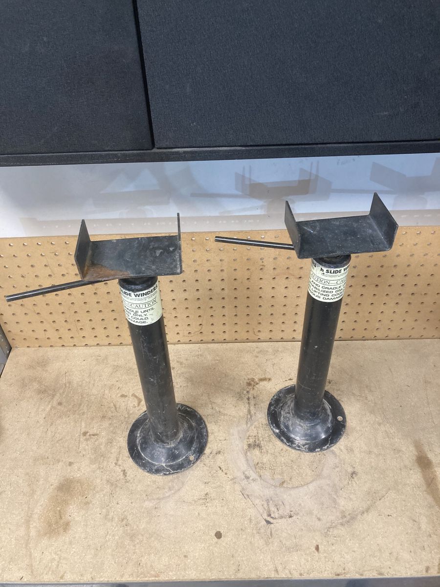 Trailer stabilization jackstands