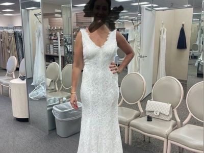 David’s Bridal White Lace V-neck Wedding Dress Size 2