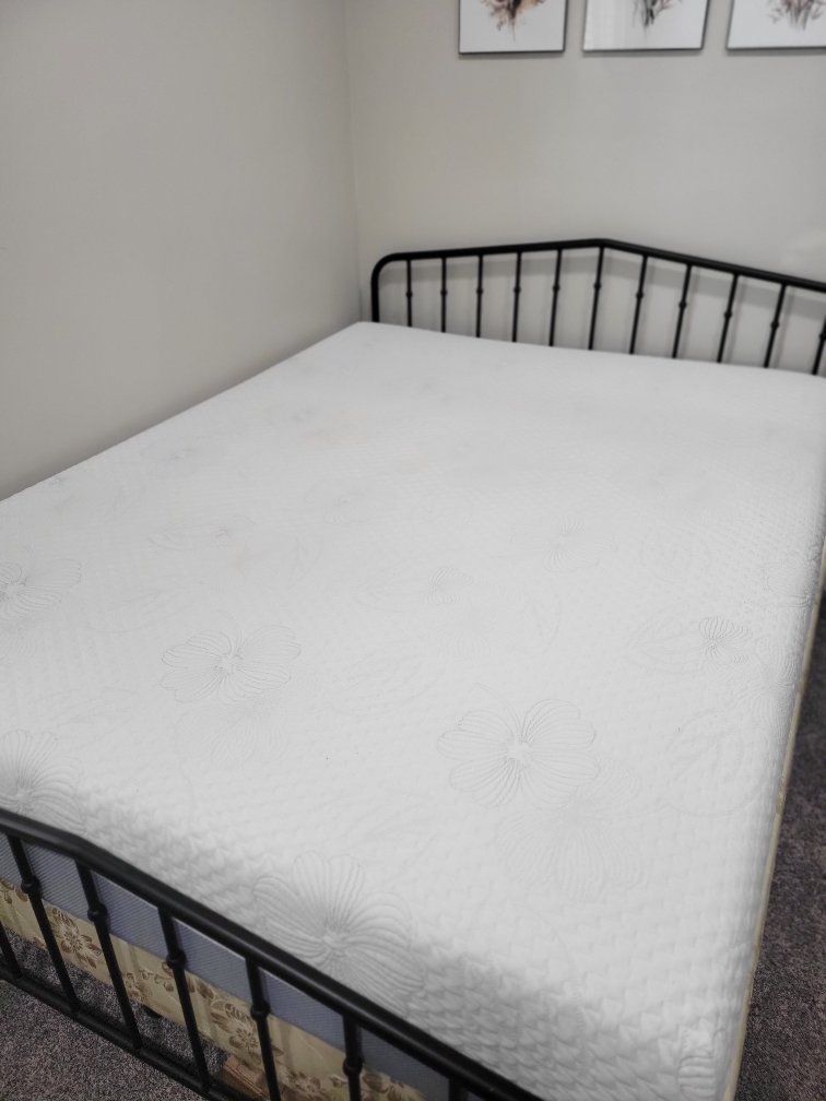 Queen-sized Memory foam Mattress