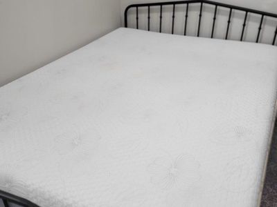 Queen-sized Memory foam Mattress