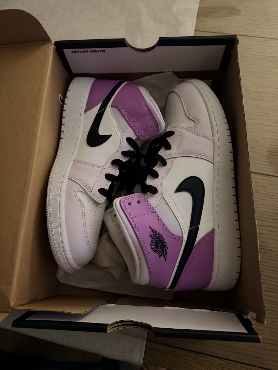 Air Jordan 1 Mid GS "Barely Grape" Size 6.5Y (Women's 8)