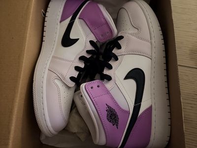 Air Jordan 1 Mid GS "Barely Grape" Size 6.5Y (Women's 8)