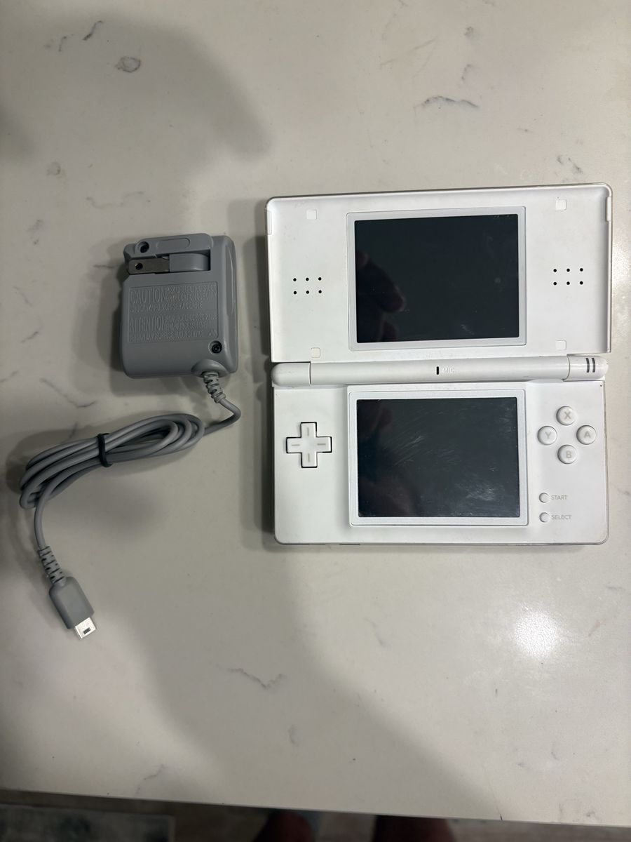 Nintendo DS Lite White + Charger – Fully Tested & Working
