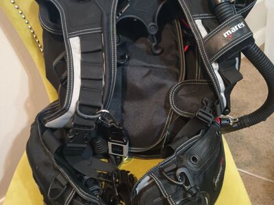 SCUBA DIVING EQUIPMENT