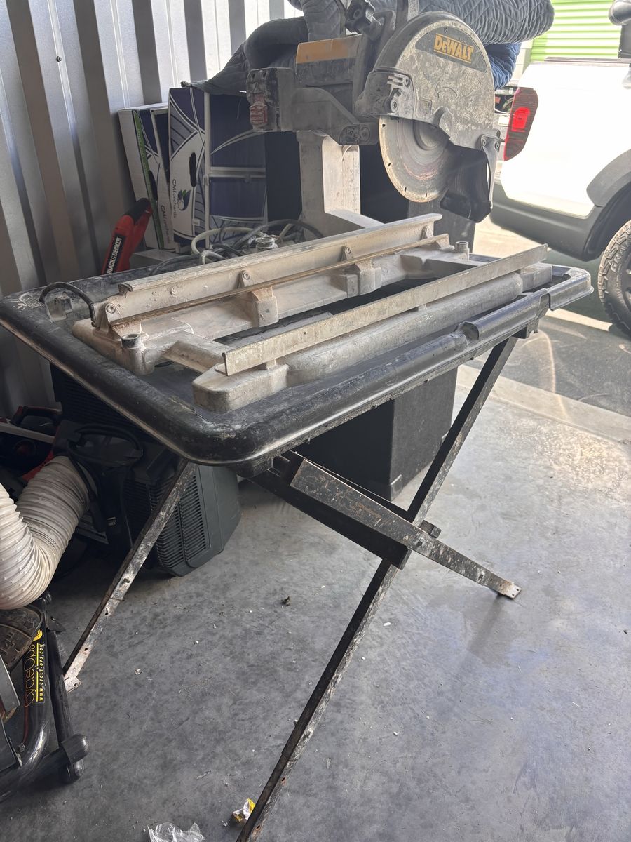 Good working, well used Dewalt d24000 wet tile saw w/stand