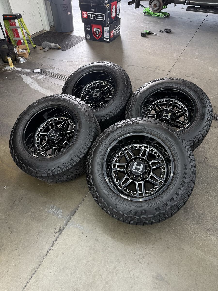 LIKE NEW 20x12 hostile “lunatic”/ 35x12.50r20 falkens 