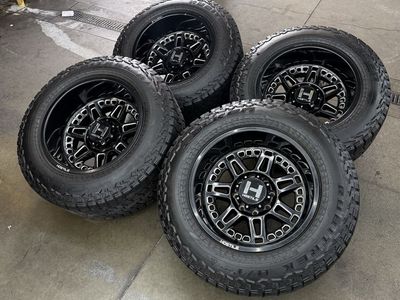 LIKE NEW 20x12 hostile “lunatic”/ 35x12.50r20 falkens