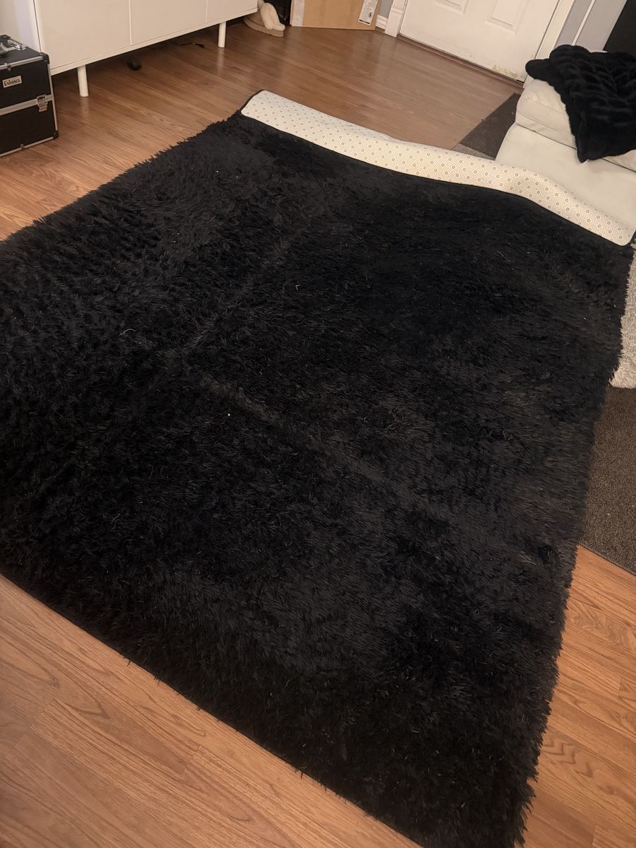 9 X 6 Black Shaggy Rug!