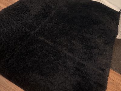 9 X 6 Black Shaggy Rug!